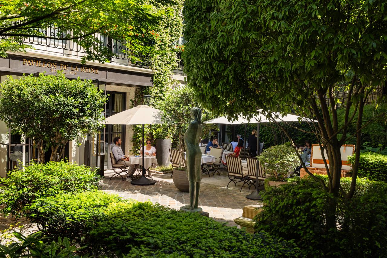Courtyard garden dining at Pavillon de la Reine