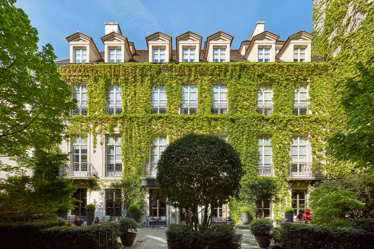 Ivy-covered courtyard garden at Pavillon de la Reine