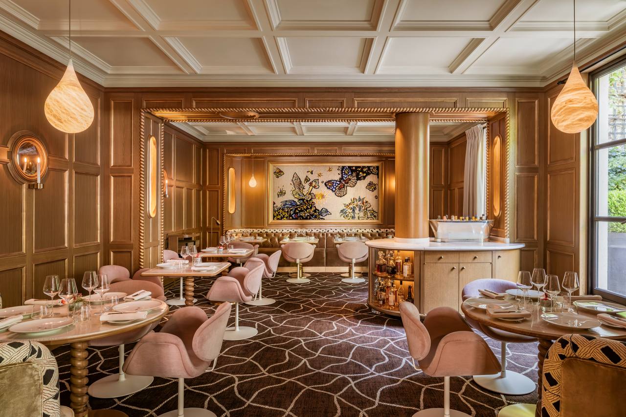 Private dining room at Restaurant Anne with pink velvet chairs