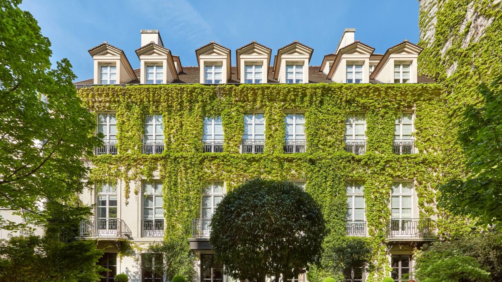 Pavillon de la Reine: The Queens Pavilion That Never Left Place des Vosges