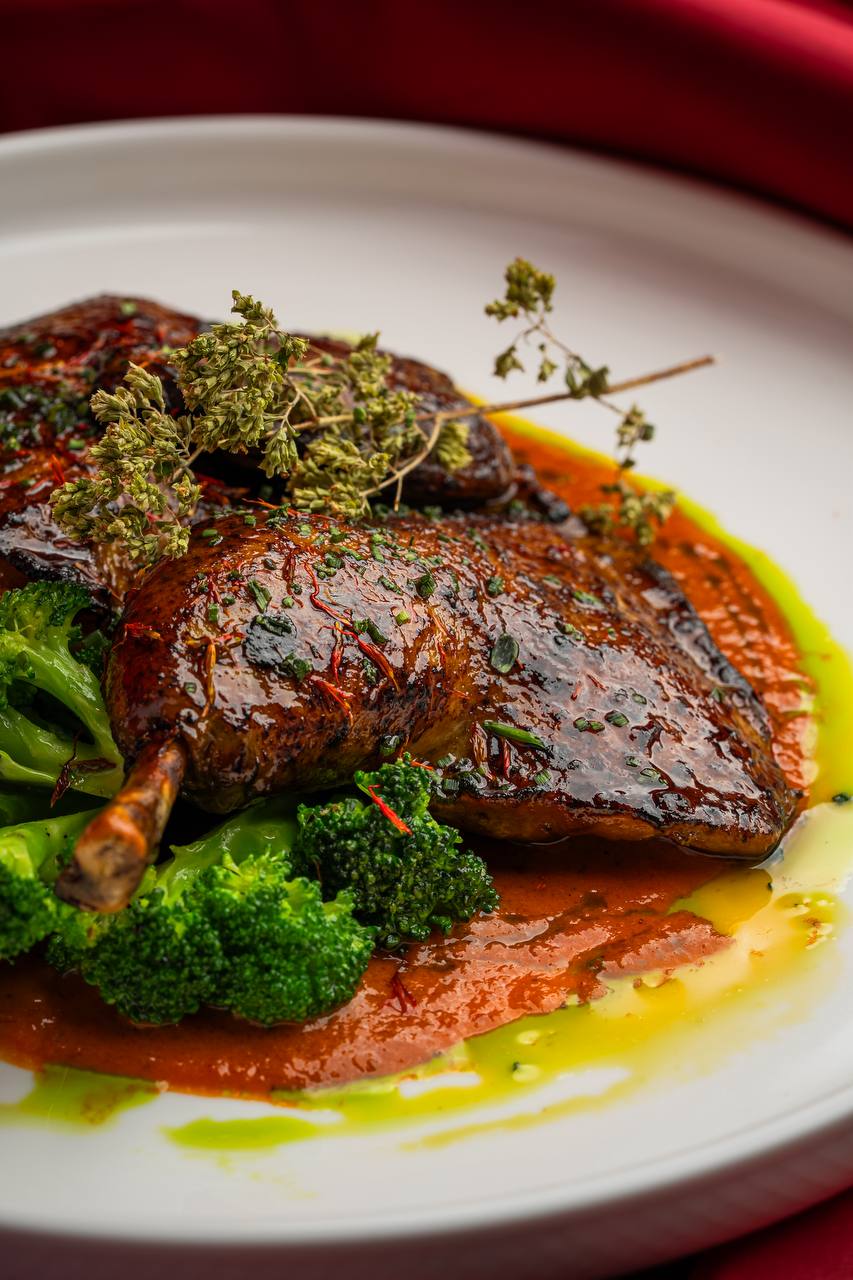 Polletto Arabbiato with cornfed chicken, spicy sauce, Romanesco and oregano at Felicità
