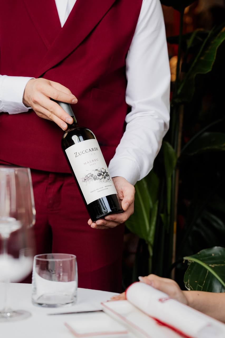 Tableside wine service with Zuccardi Malbec at Felicità Dubai