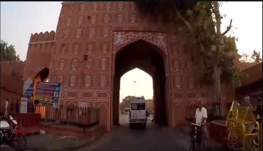 amer fort by tempo traveller