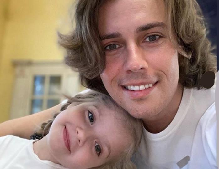 «Ох, сейчас поймаю!»: Галкин поиграл в салки с двойняшками в саду их загородного особняка