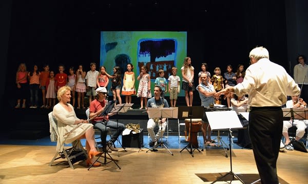 Alexandre Gasparov dirige « Les Contes de Nasr Eddin Hodja » avec la troupe du festival et les enfants des écoles de Belle-Île