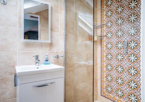 Oriental King bathroom