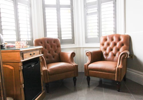 Versailles Gold King decorative details