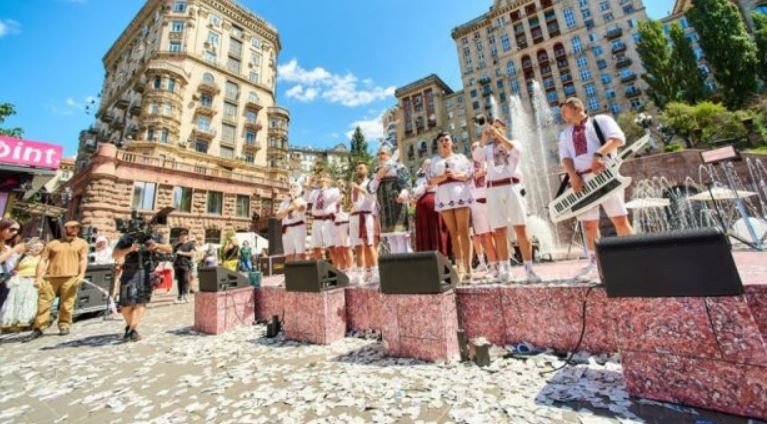 Взрослые забавы в центре Киева: Верка Сердючка устроила шоу в фонтане