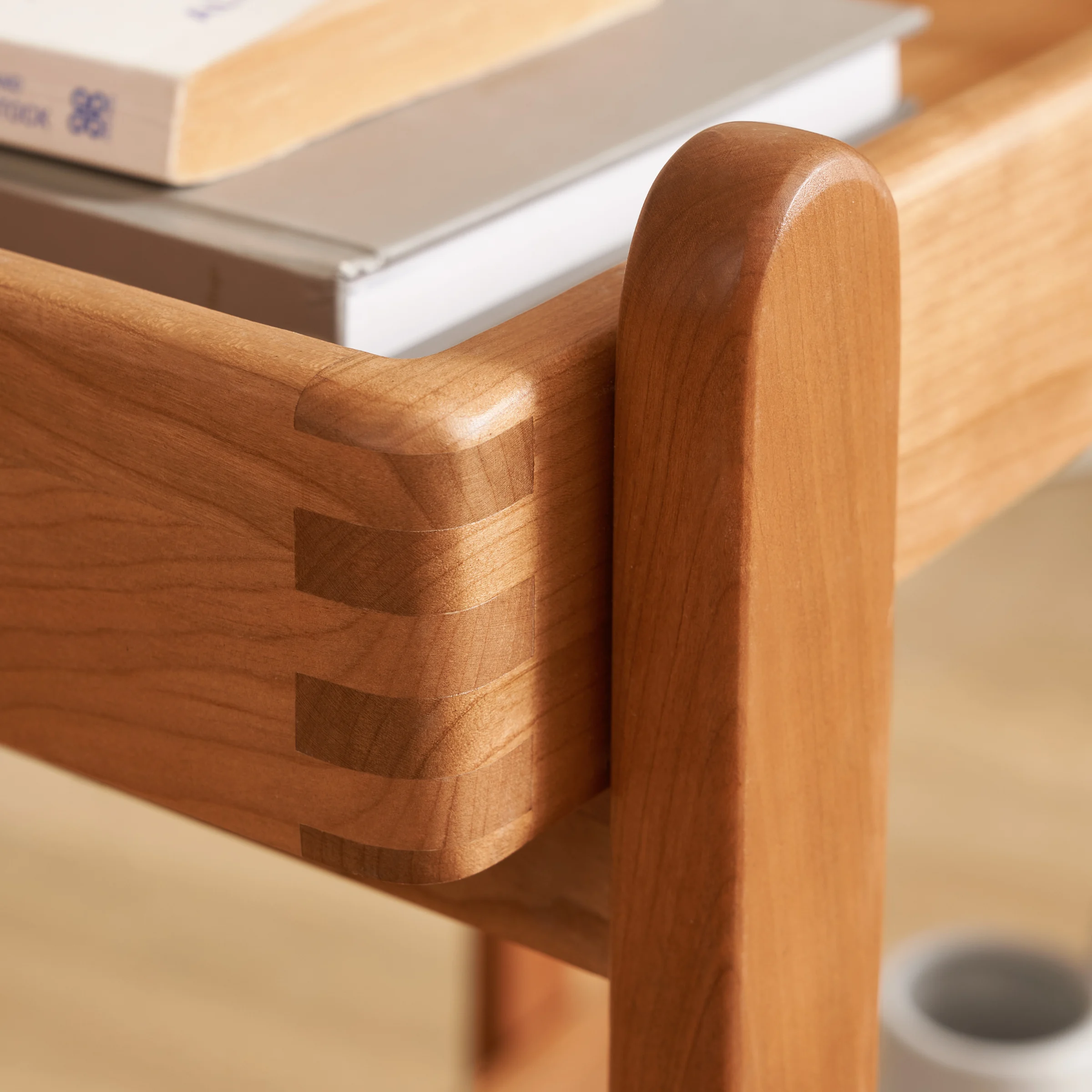Solidwood Quartz Cherry Movable Side Table with Glass Tray