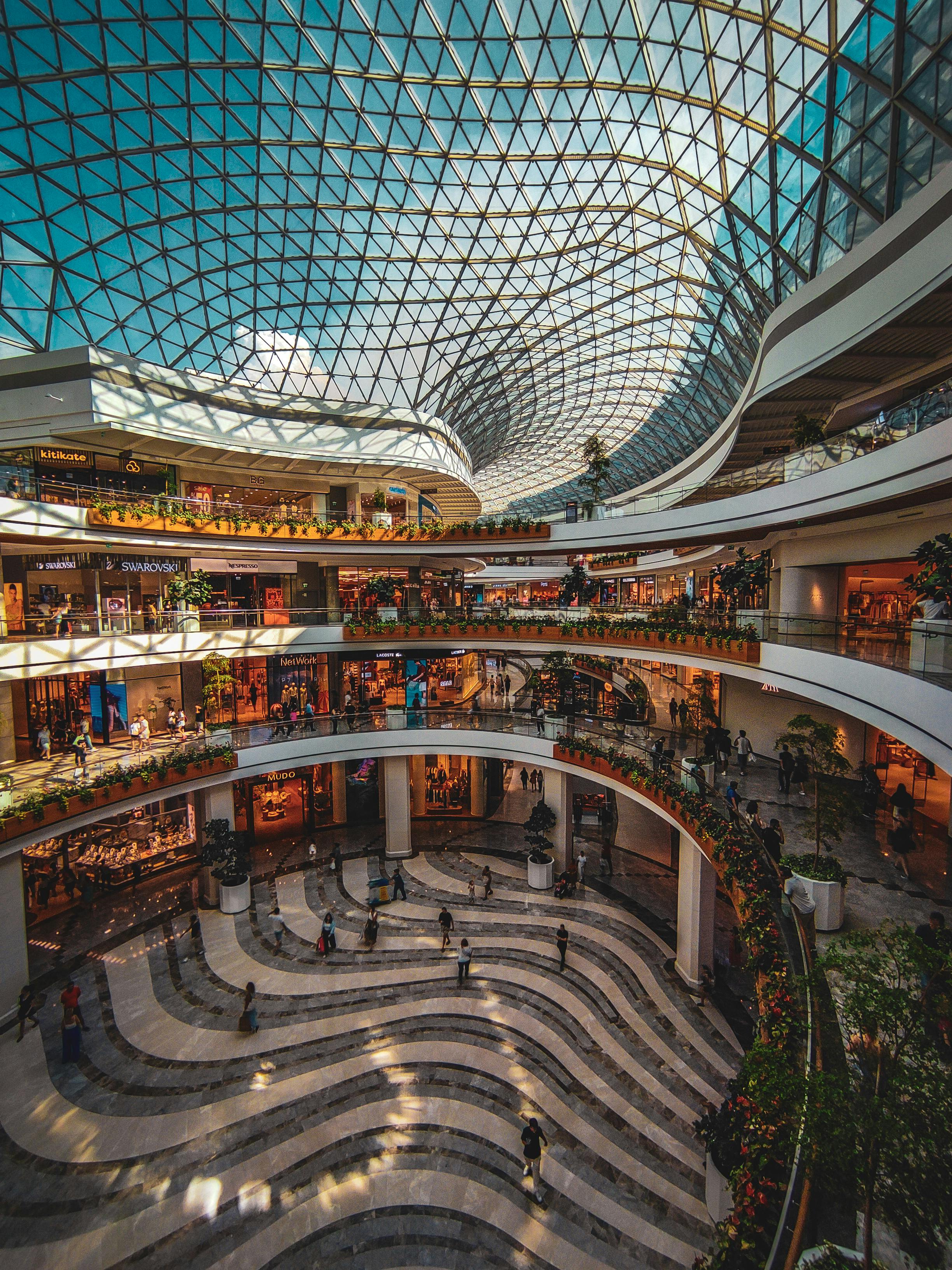 Shopping mall retail unit for fashion brand activation