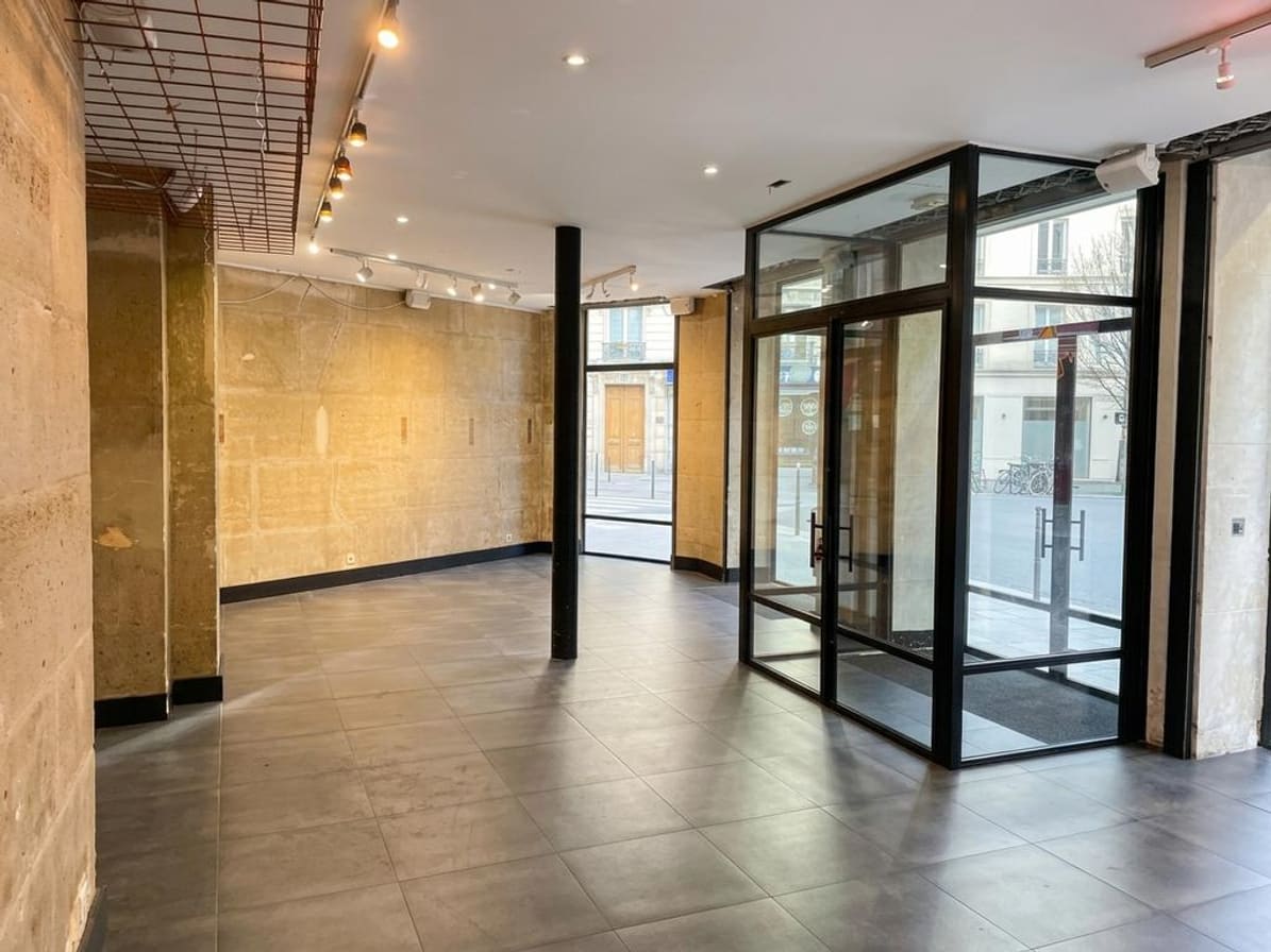 Corner Boutique Showroom in Châtelet–Les Halles