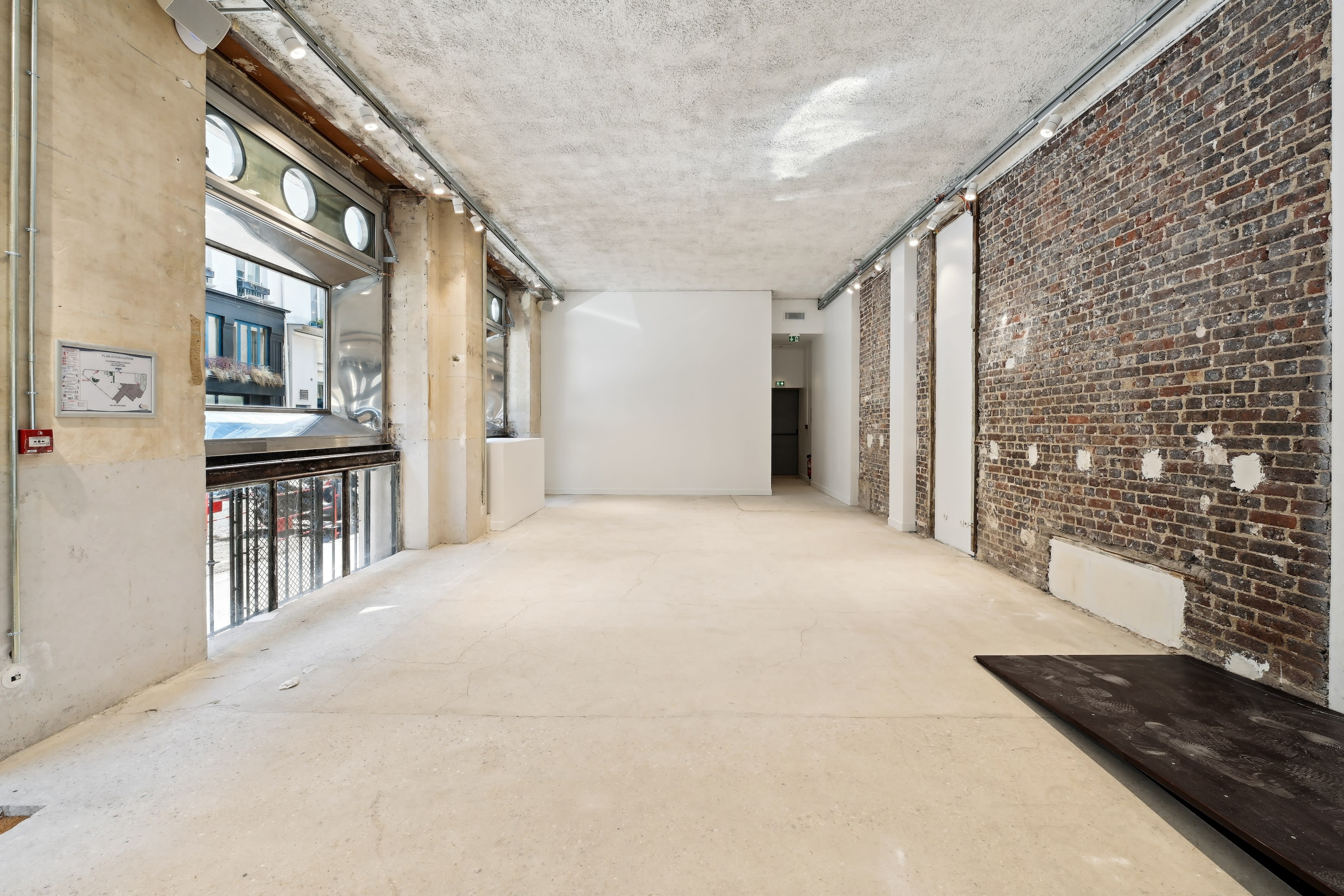 Metallic-Facade Boutique in Le Sentier