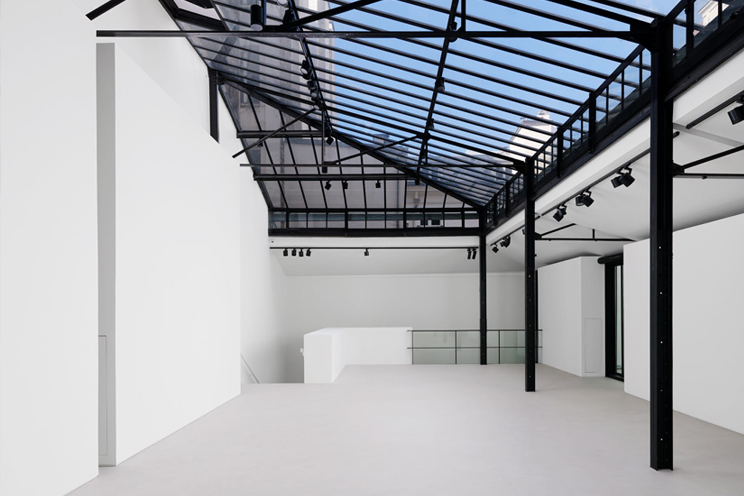 Multi-Level Venue with Courtyard Arrival in Paris 17