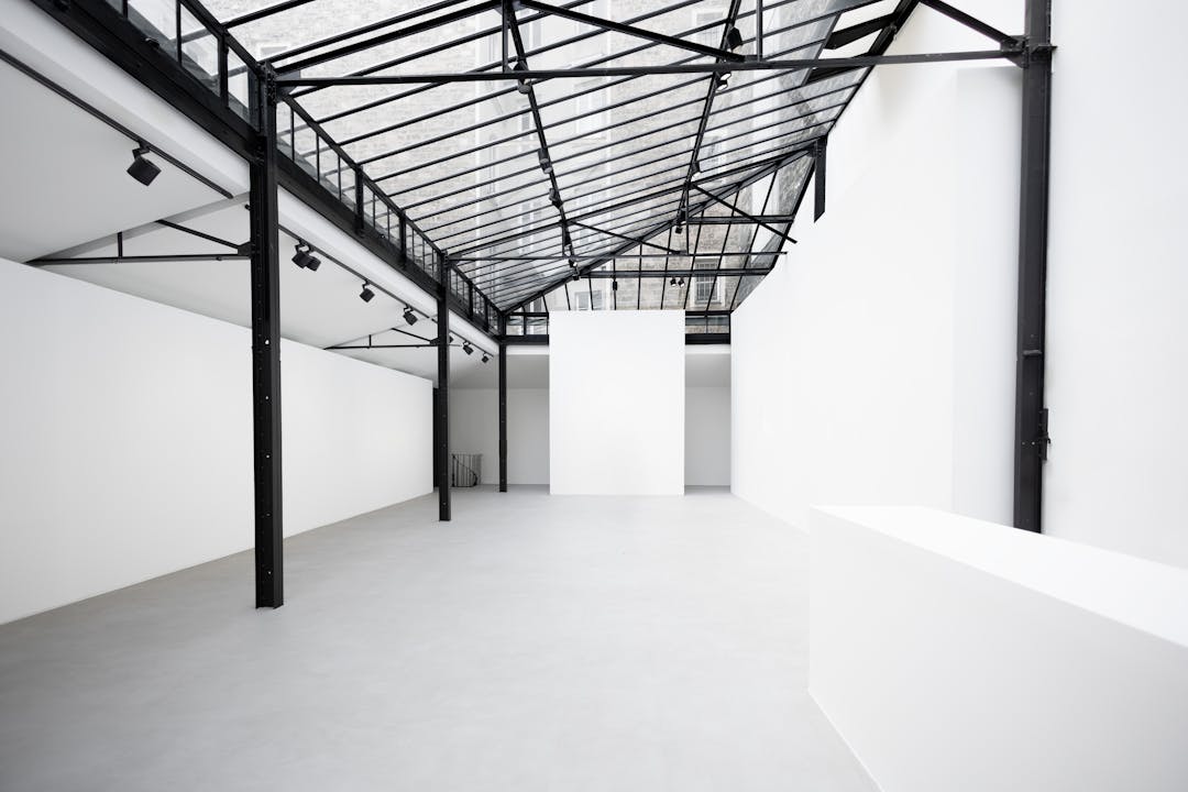 Multi-Level Venue with Courtyard Arrival in Paris 17