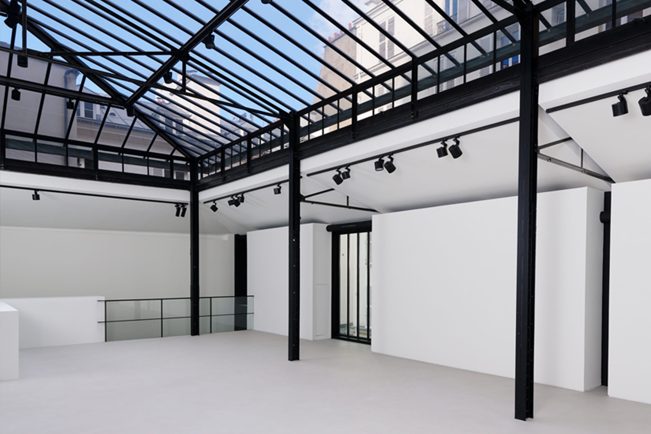 Multi-Level Venue with Courtyard Arrival in Paris 17
