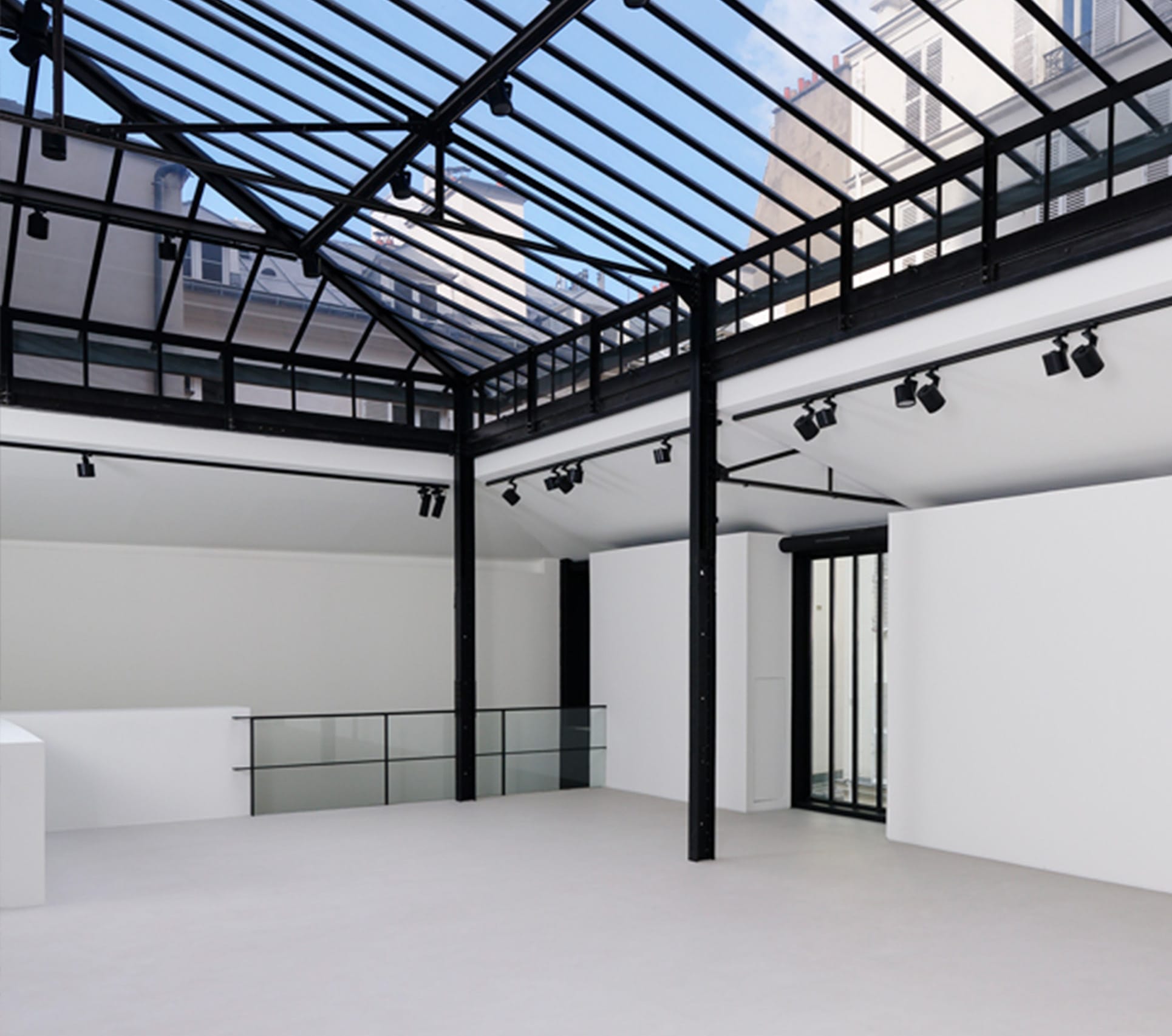 Multi-Level Venue with Courtyard Arrival in Paris 17