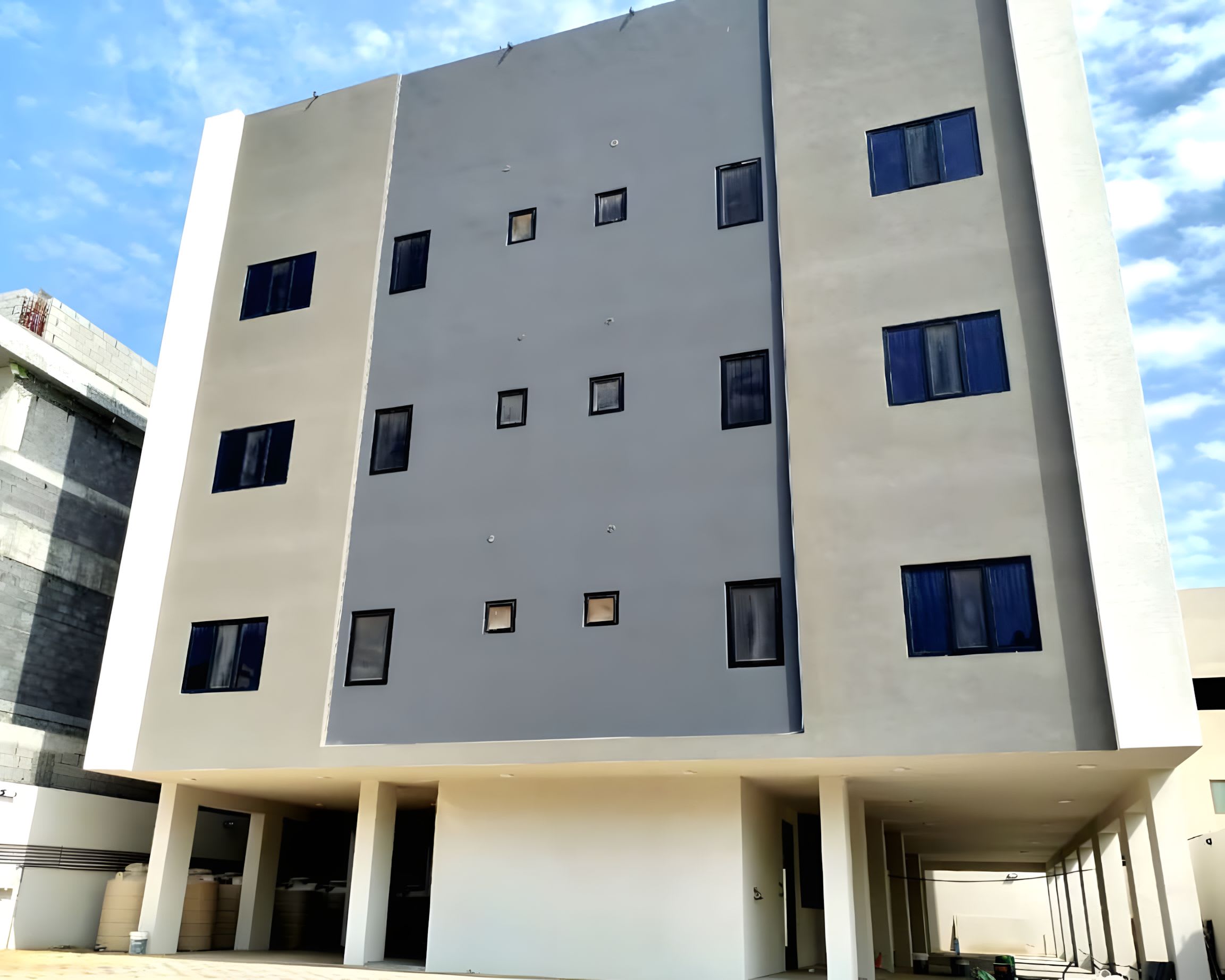 مبنى سكني حسين بزرون بالقطيف