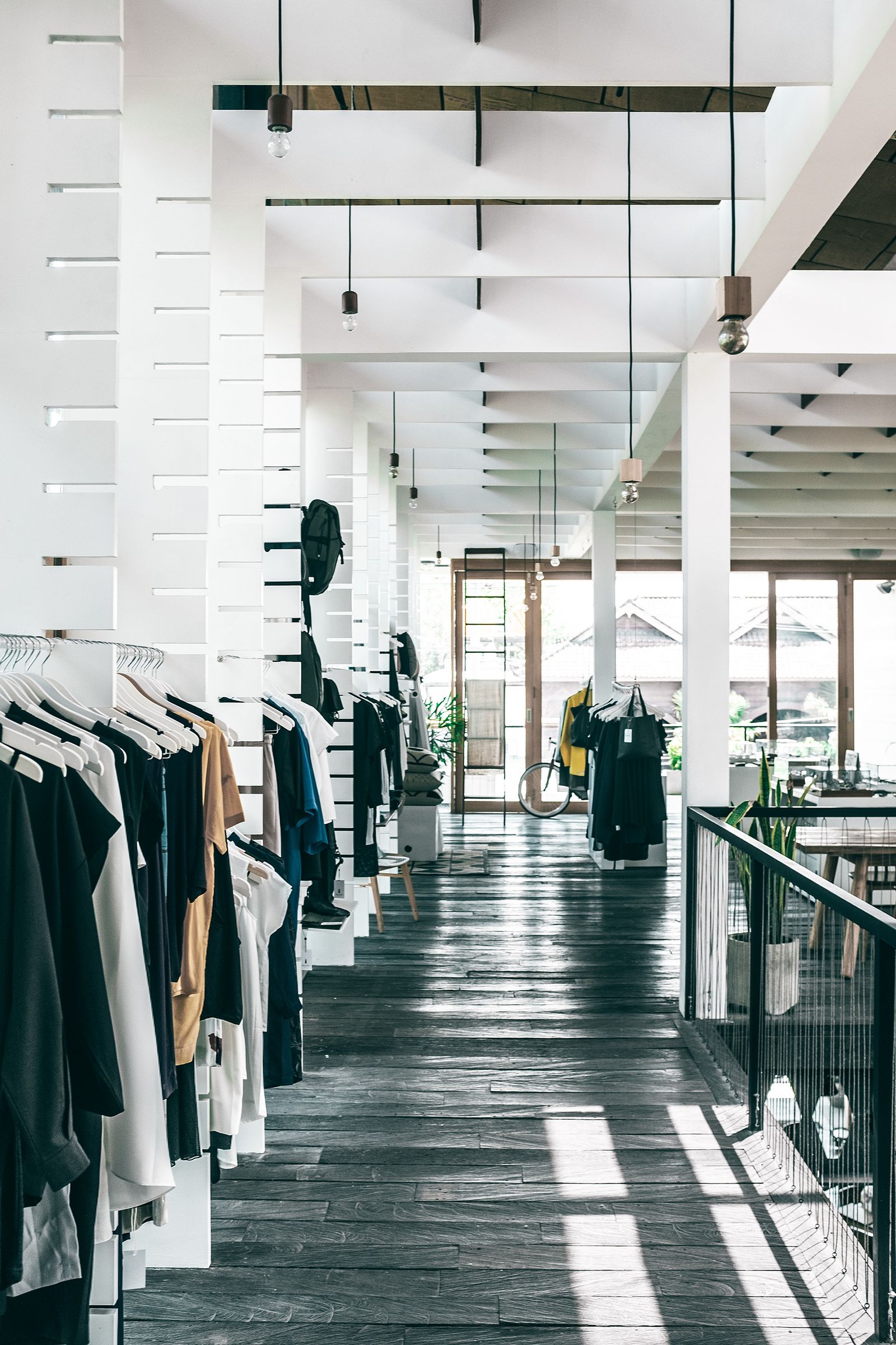 Không gian showroom thời trang hiện đại với ánh sáng tự nhiên, đại diện xu hướng bán lẻ thời trang mới