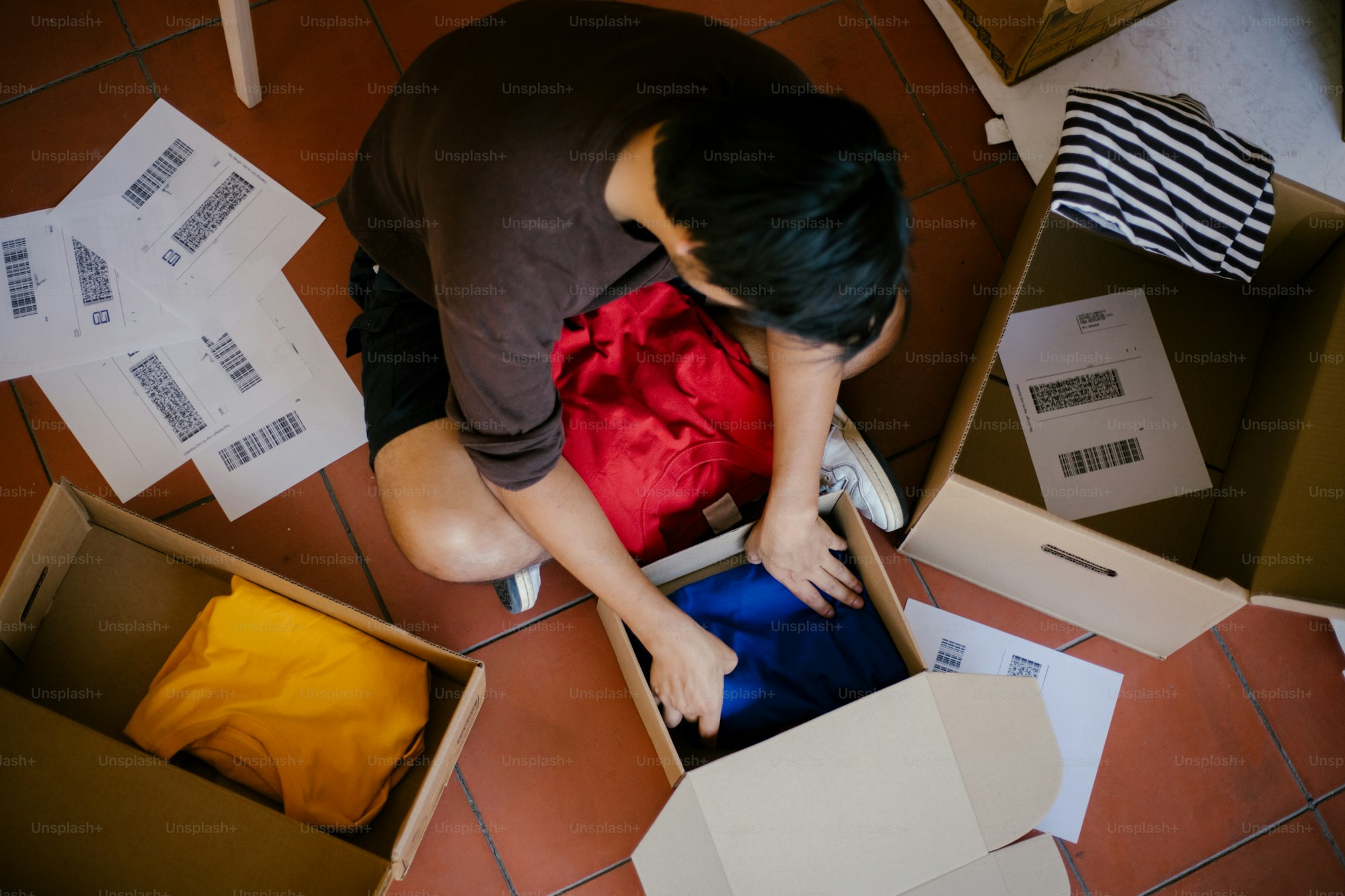 Đóng gói đơn hàng quần áo bán online cho shop thời trang