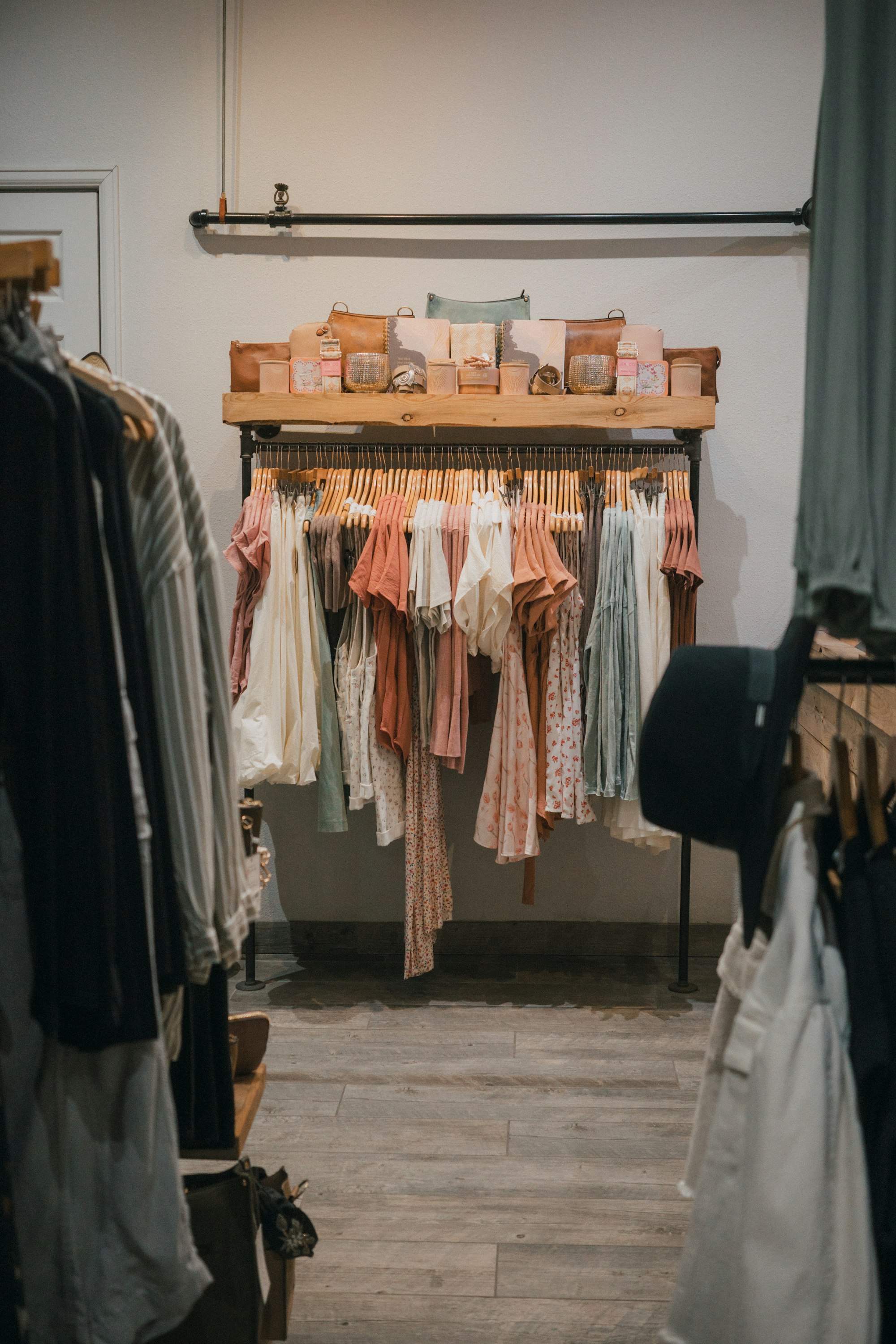 Giá treo quần áo trong shop boutique thời trang