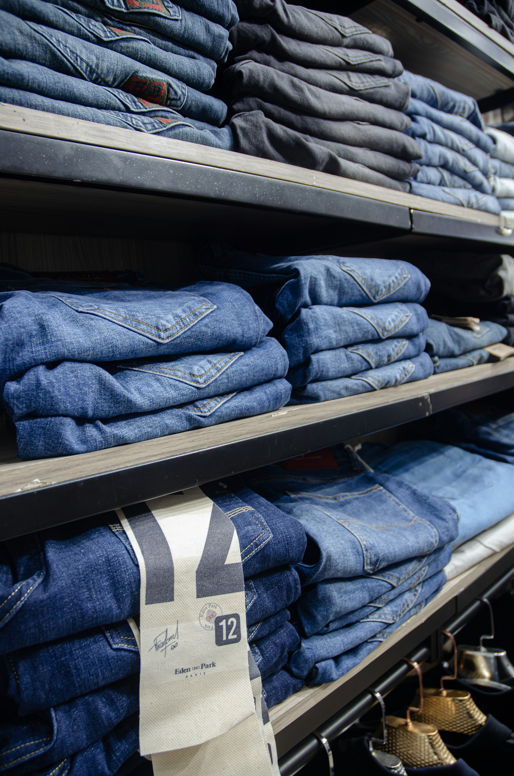 Tem giá trên giá treo quần jeans trong shop thời trang
