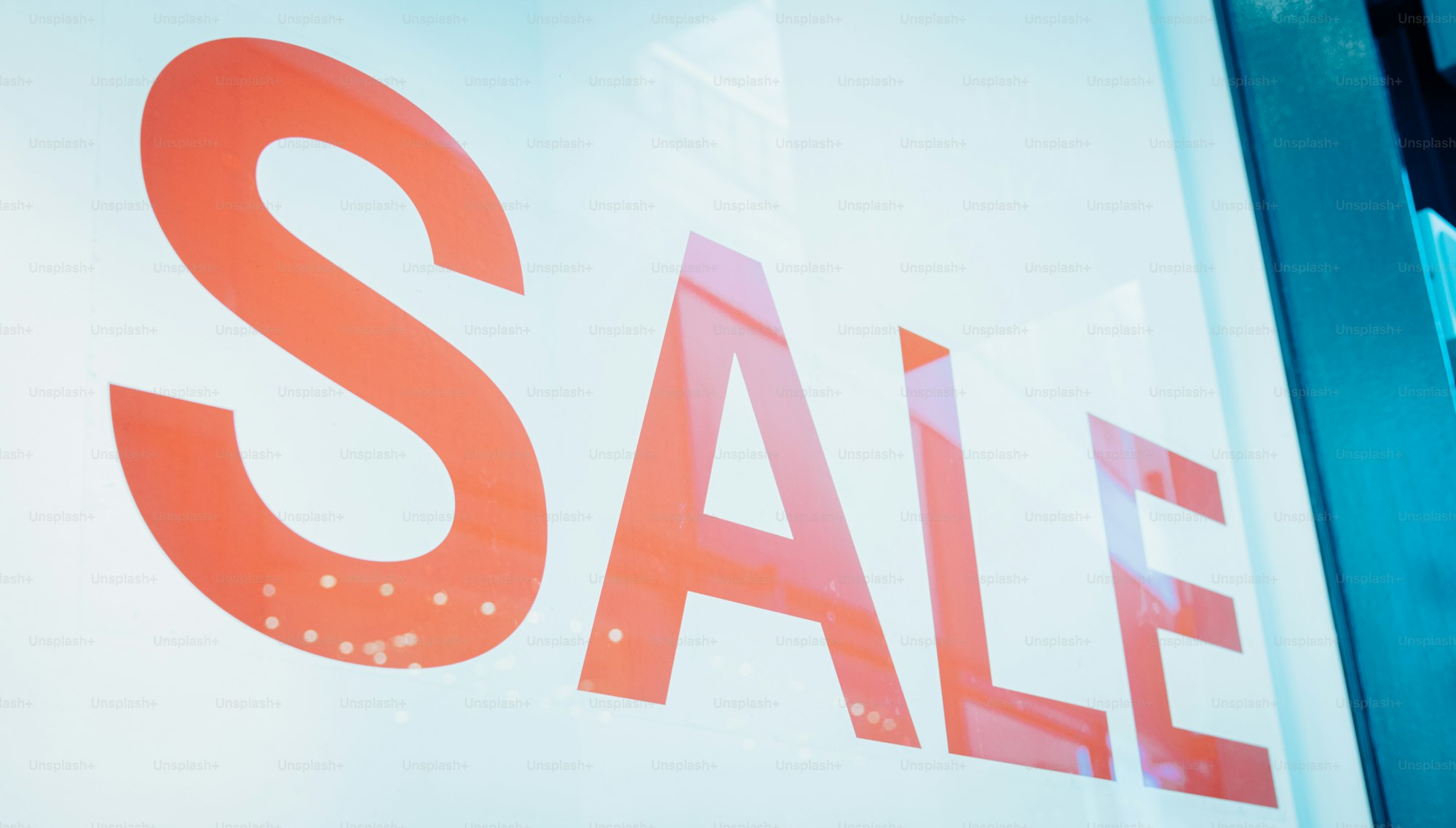 Biển hiệu giảm giá sale trong cửa hàng thời trang