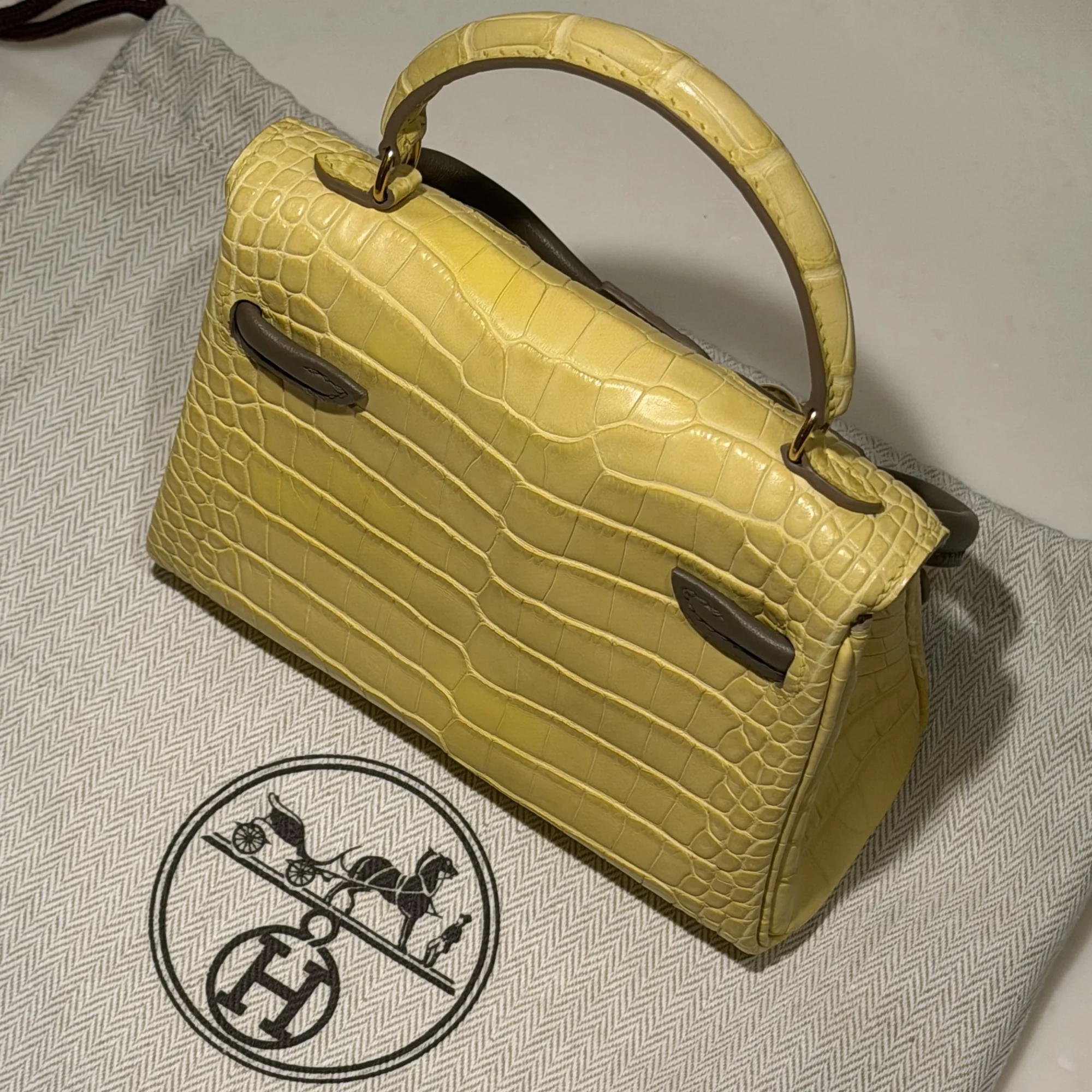 Hermes Kelly Doll Lemon Yellow Matte Alligator Crocodile 16cm GHW миниатюра 2