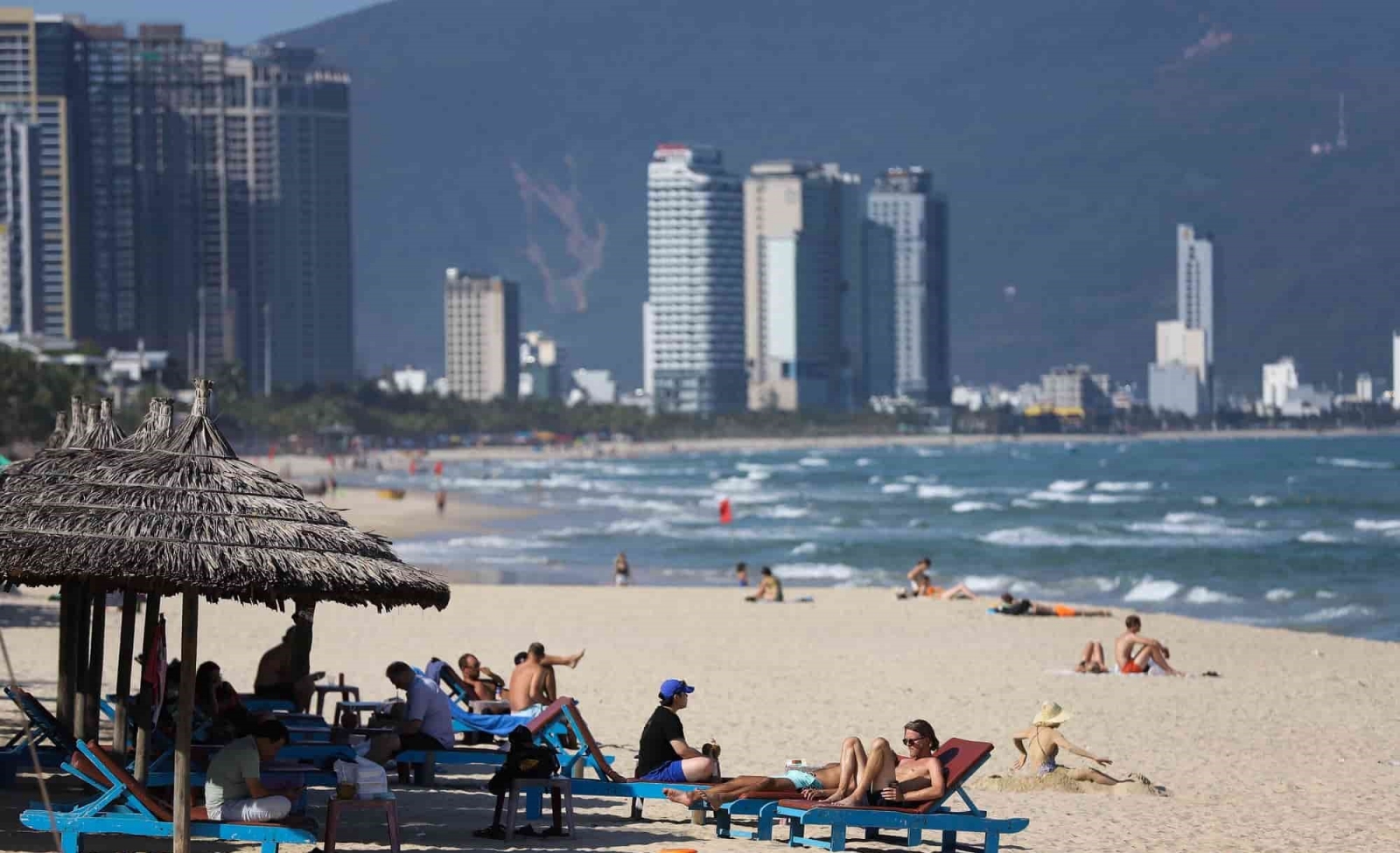 Bãi biển Phạm Văn Đồng Đà Nẵng sạch đẹp