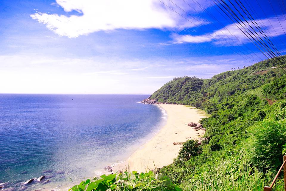 Bãi biển Làng Vân hoang sơ dưới chân đèo Hải Vân