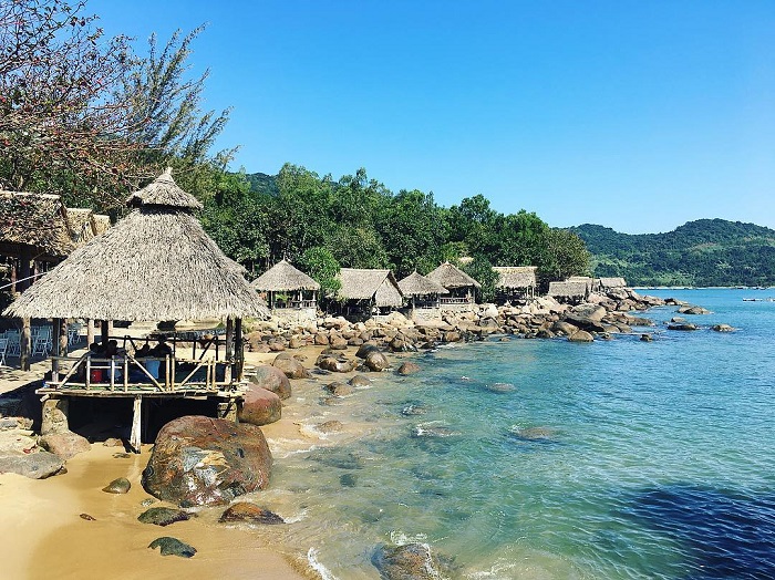 Bãi Rạng Sơn Trà nước trong xanh