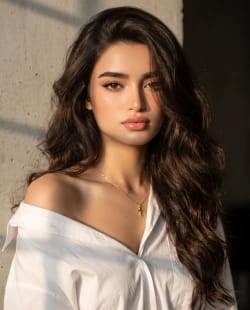 Golden Hour Elegance – A Timeless Editorial Portrait
