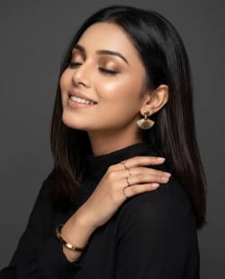 Serenity in Gold – A Vogue-Inspired Beauty Editorial