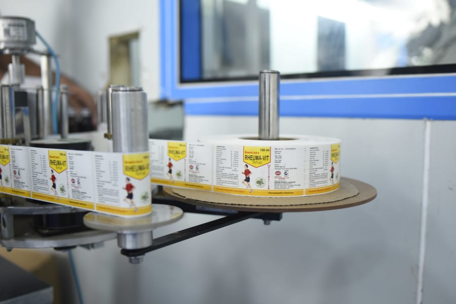 Labeling machine with Rheuma-Vit labels