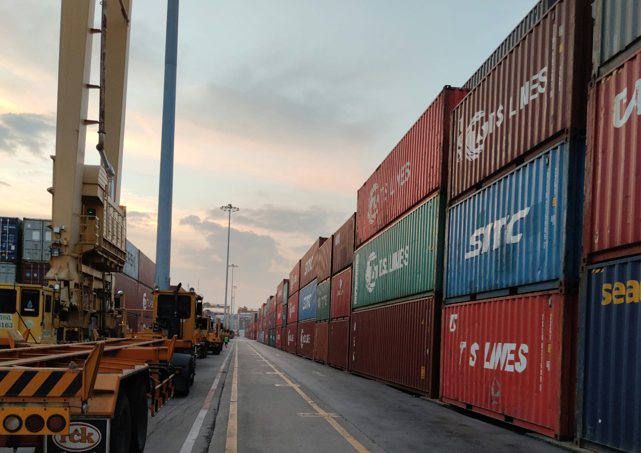 Transloading illustration that speaks to moving from lot to ship or truck.