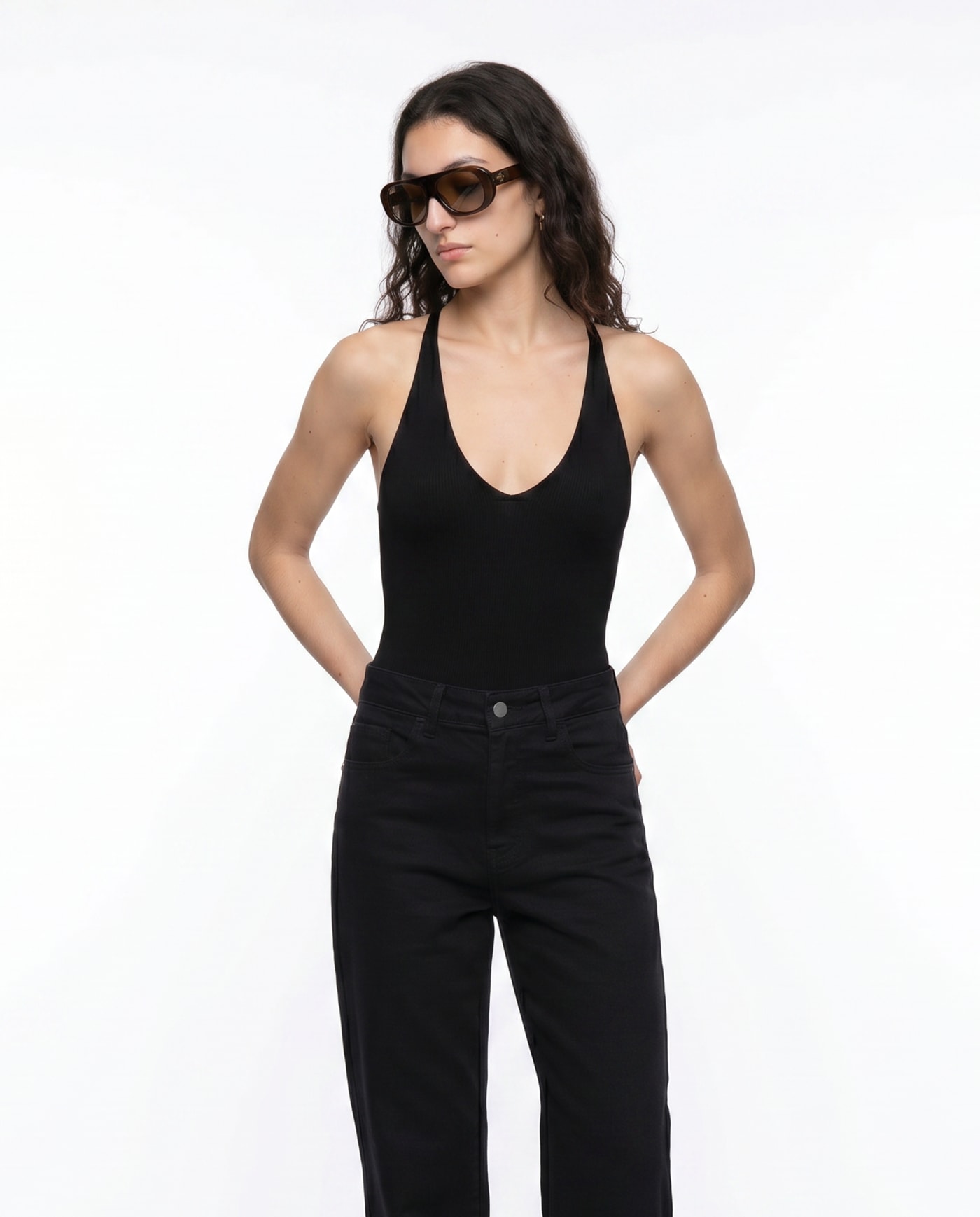 Look de catálogo on-model para Koxis, producido por Morph