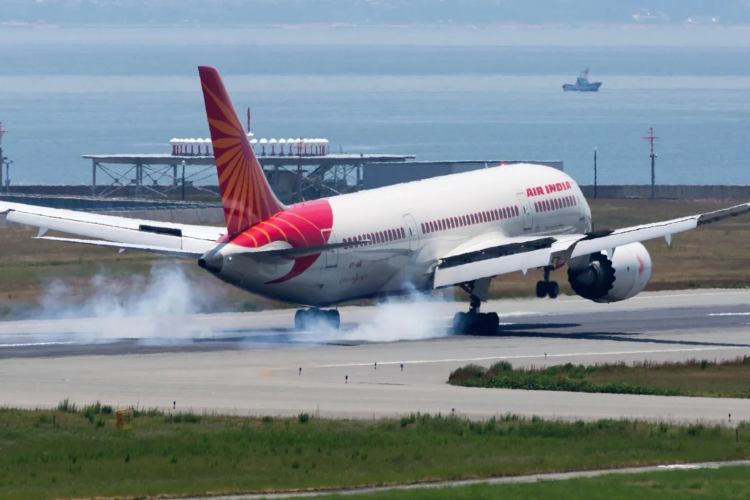 Air India Boeing 787-8 Dreamliner VT-ANR touching down on runway