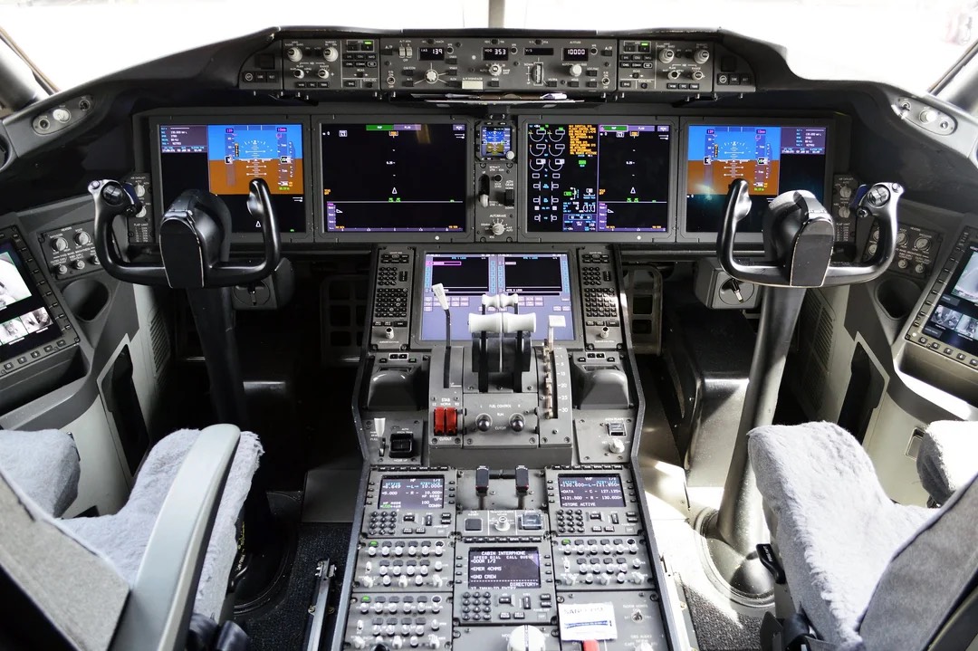 Flight deck of the Boeing 787-8 Dreamliner showing glass cockpit displays and controls