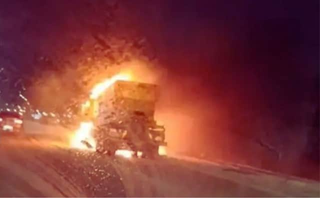 Kar temizleme aracı yanarken ve yollar donarken Sofya kış kaosuyla mücadele ediyor