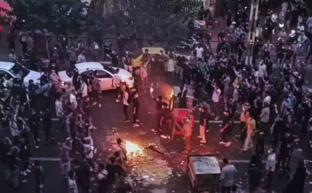 Yetkililer İnterneti Keserken ve Şiddet Artarken Ülke Çapındaki Protestolar İran'ı kasıp kavuruyor