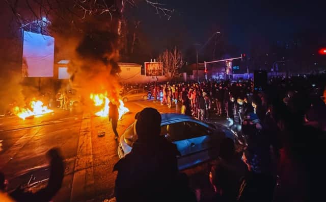 İran Protestoları Baskı ve İnternet Kesintisi Ortasında Yükseliyor, ABD Olası Müdahale Sinyallerini Veriyor