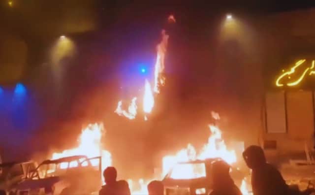 İran Protestolarında Yüzlerce Kişi Öldü, Trump Güç Tehdidi Verirken Tahran Görüşmelerin Sinyalini Verdi