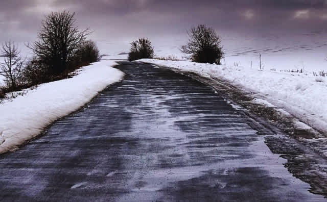 Görünmez Kara Buz Yolları Tuzağa Dönüştürürken Bulgaristan Kutup Soğuğuyla Dondu
