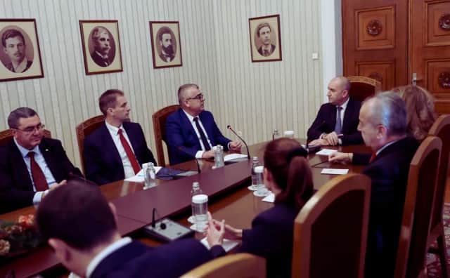 Cumhurbaşkanı, Bulgaristan'daki Siyasi Çıkmazın Ortasında Haklar ve Özgürlükler İttifakına Üçüncü Görevini Verdi