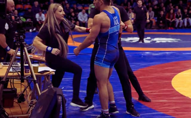 Kavga Bulgar Güreşini Sarstı: Sliven'de Kaos Patlarken Hakim Sporcuyu Yumrukladı