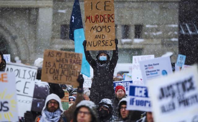 Minneapolis'teki Ölümcül Buz Saldırılarının Ardından ABD Genelinde Protestolar Patlak Verdi