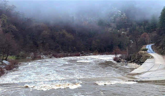 Ardino'da Sel Felaketi: Sular Altında Kalan Köprü, Altı Köyün Bağlantısını Kopardı