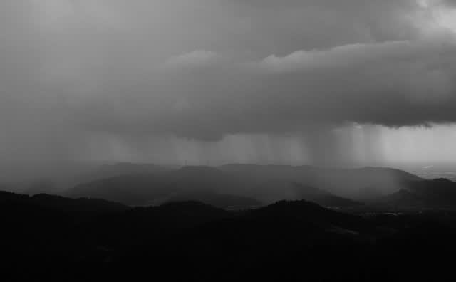 Bulgaristan'da Tehlikeli Hava Alarmı: Şiddetli Yağış, Buzlanma ve Sel Tehlikesi Yaklaşıyor