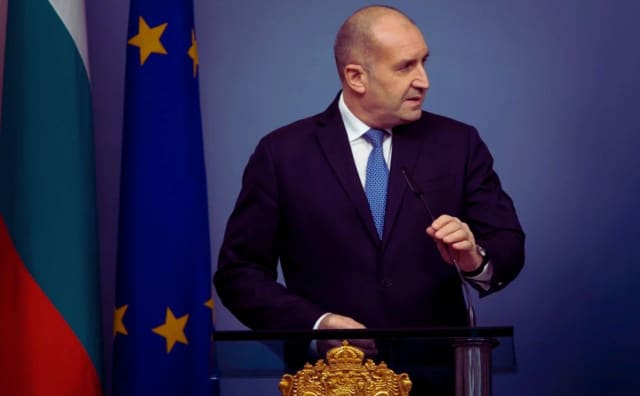 Bulgaristan'da Erken Seçim Anketi: Eski Cumhurbaşkanı Radev Liderliği Ele Geçirdi, Liberaller Üçüncü Sırada