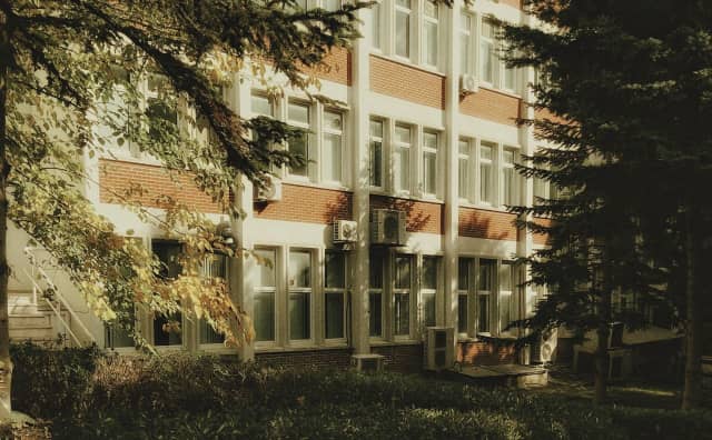 Bulgaristan'da Şok İddia: İki 13 Yaşındaki Kız Çocuğuna Cinsel İstismar Suçlamasıyla Öğretmen Gözaltına Alındı