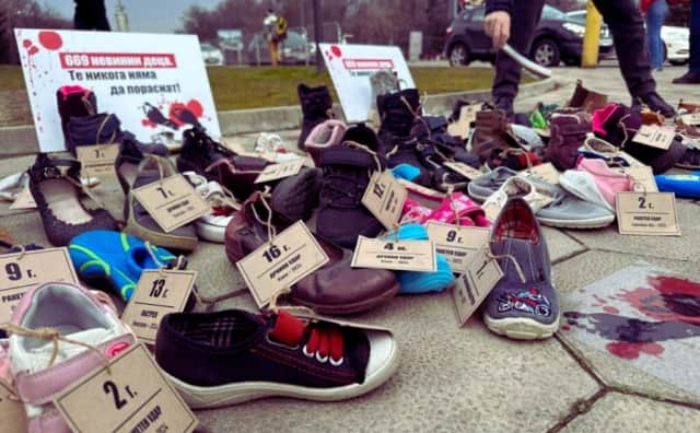 “669 Masum Çocuk Asla Büyümeyecek”: Bulgar Partisi, Rusya Büyükelçiliği önünde Ukrayna'nın En Genç Savaş Mağdurlarını Onurlandırdı